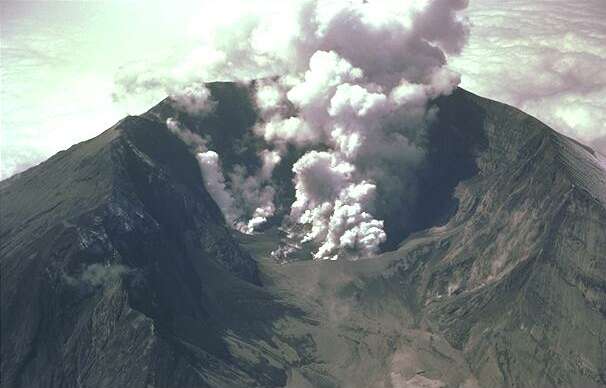 Volcano - Volcano erupting - wikimedia commons.
